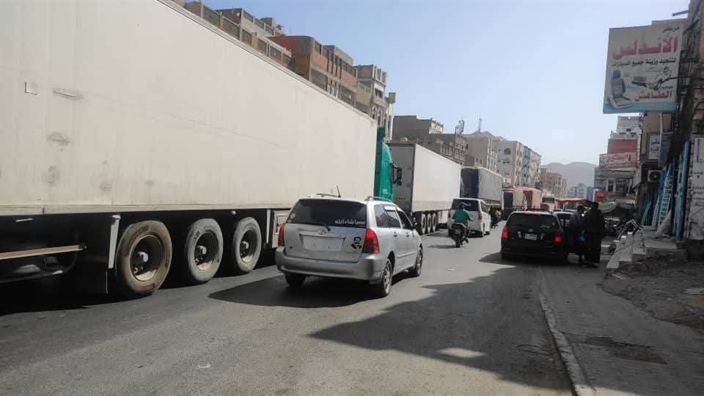 حضرموت.. محتجون يمنعون مرور الشاحنات في الطريق الرئيسي بالمكلا