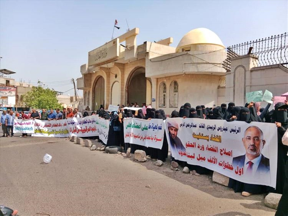 وسط استمرار الاحتجاجات.. خلافات بشأن رفع إضراب منتسبو السلطة القضائية في عدن
