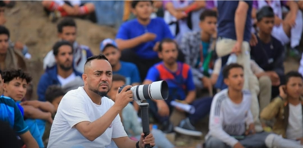 ميليشيا الحوثي تمنع مصور من توثيق حفلات التخرج في إب