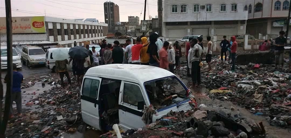 منخفض جوي في عدن.. سيول تغمر الشوارع وتعطل حركة المرور وتعذر هبوط رحلات جوية