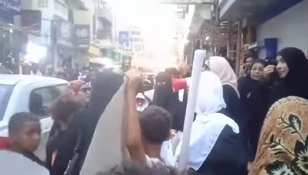 محتجون غاضبون يغلقون محلات صرافة في عدن ولحج رفضا للمضاربة بالعملة