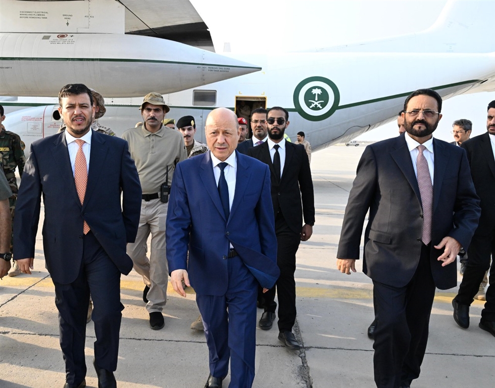 "العليمي" يعود إلى عدن رفقة العرادة وباوزير ويتحدث عن "انفراجات" قريبة و"شراكات واعدة"