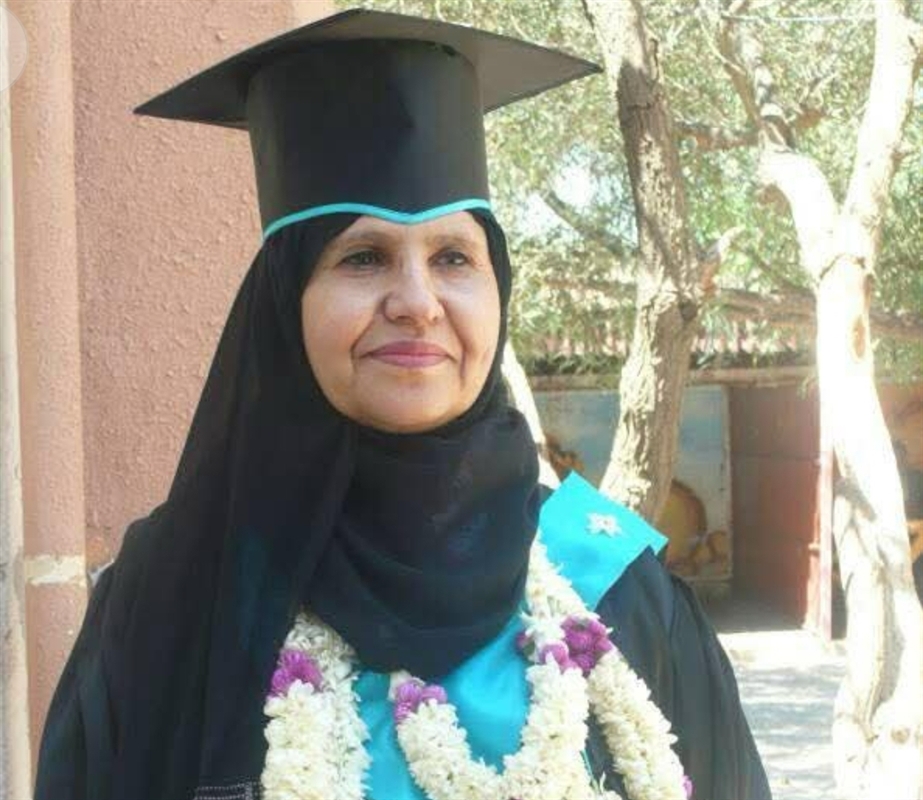 عالم يمني في اليابان يتحفي يتخرج والدته من الثانوية العامة بعمر 65 عاما