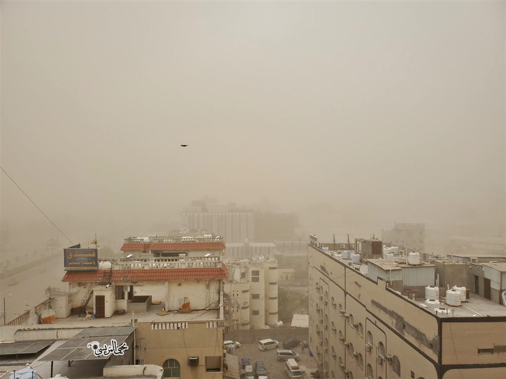 عاصفة رملية تضرب مديريات عدن
