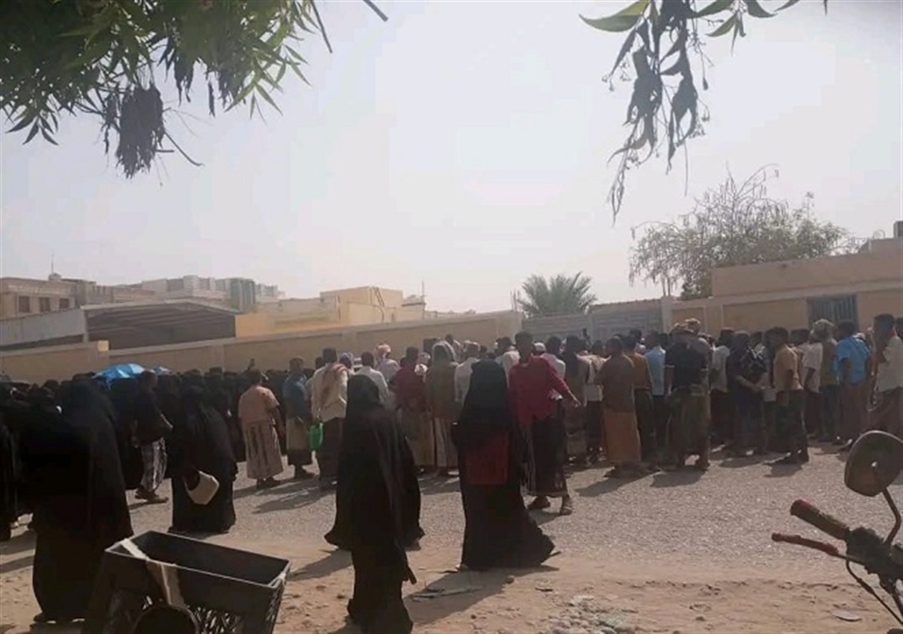 معلمو الشحر ينفذون وقفة احتجاجية للمطالبة بصرف رواتبهم