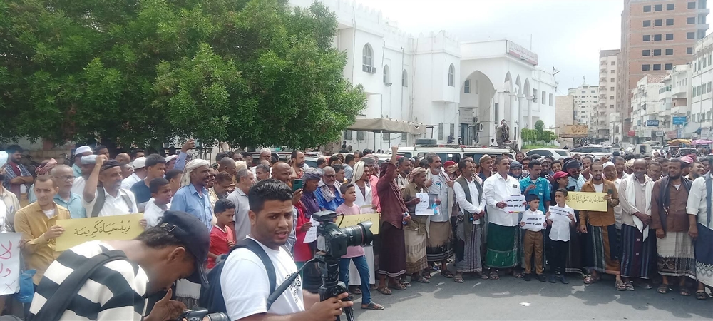 معلمو ساحل حضرموت يواصلون احتجاجاتهم للمطالبة بتحسين الرواتب