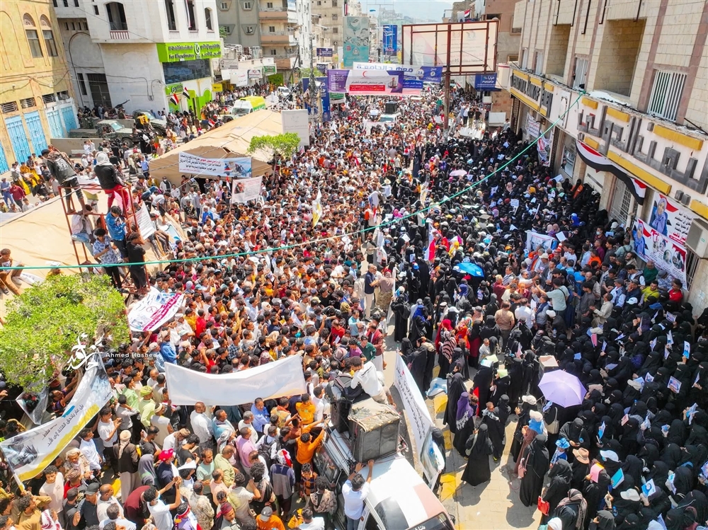 تعز.. آلاف يتظاهرون تنديداً باغتيال أفتهان المشهري والمطالبة بضبط الجناة