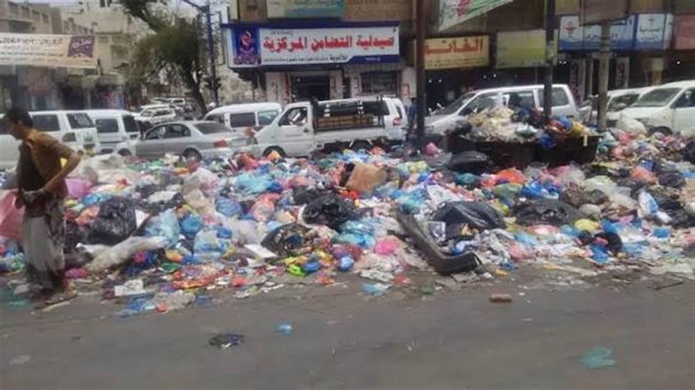 تعز...تكدس القمامة يفاقم انتشار الكوليرا وتسجيل 86 إصابة خلال يومين