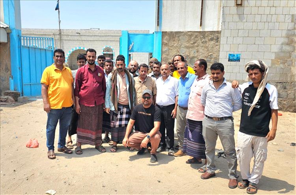 قوة أمنية تداهم صحيفة عدن الغد وتغلق مقرها بقوة السلاح في عدن