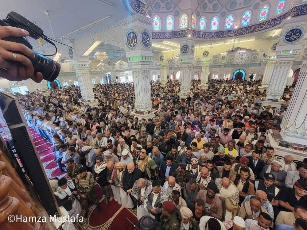 جموع غفيرة تشيع جثمان مديرة صندوق النظافة في تعز