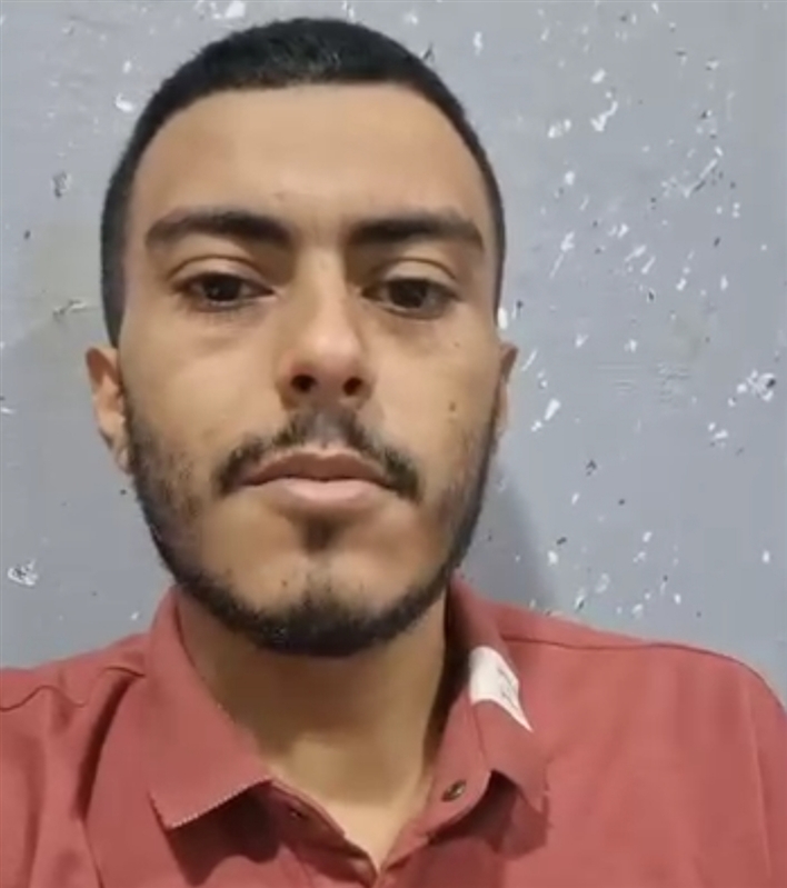 بعد تعرضه لتعامل عنصري.. شاب يكشف تفاصيل جديدة حول قضيته مع مسؤول أمني في عدن