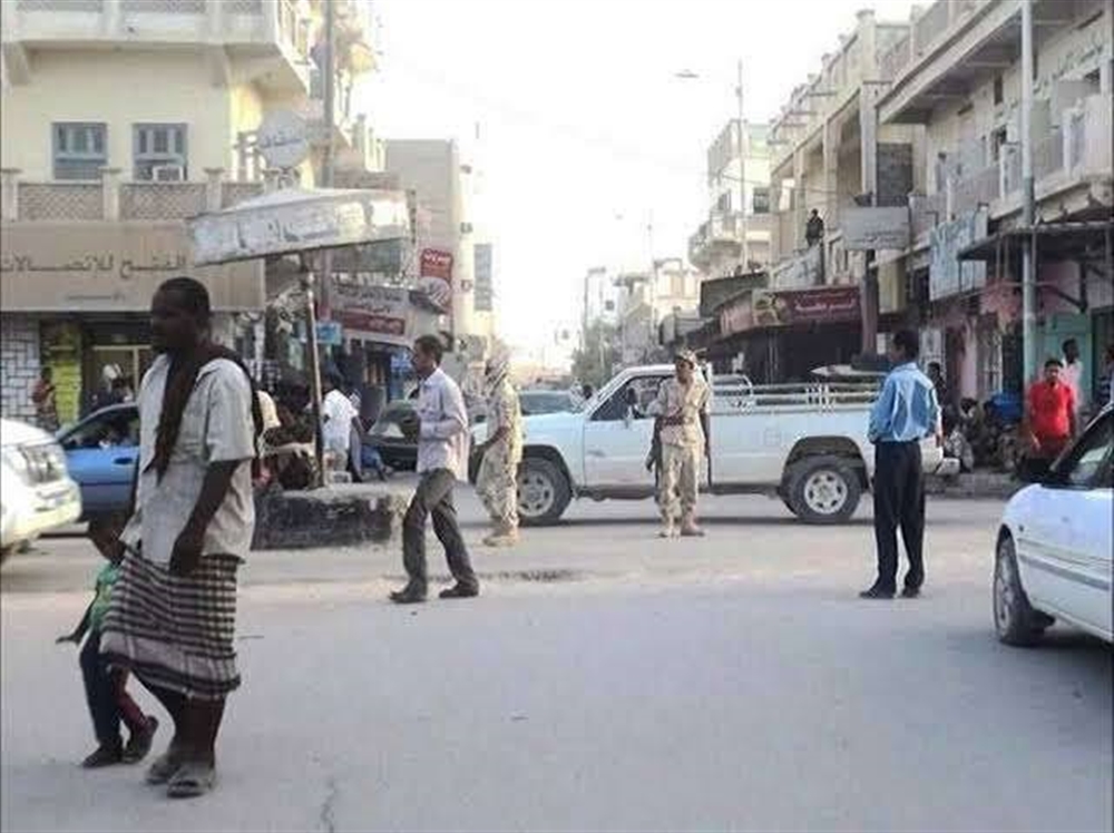 الداخلية تعلن ضبط شبكة تهريب وعناصر حوثية ومتسلل أجنبي في المهرة