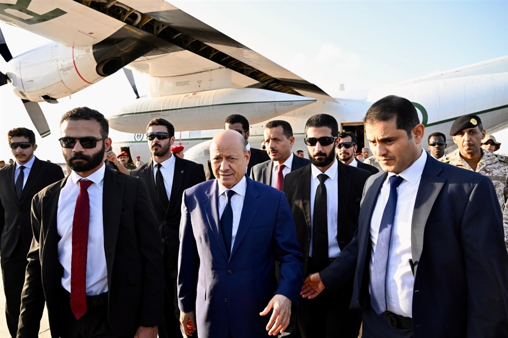العليمي يعود الى عدن ويتحدث عن تحسن المركز القانوني والسياسي للدولة