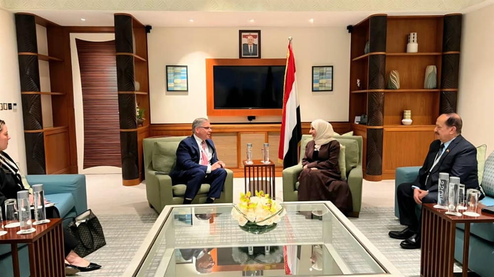 وزيرة الخارجية تبحث مع مسؤول أمريكي تطورات اليمن والتصعيد الحوثي وسبل دعم الحكومة