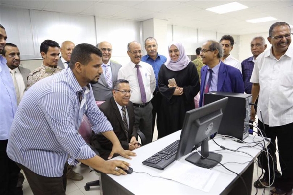 رئيس الوزراء يدشن العمل بنظام "سويفت" للبنك المركزي بعدن