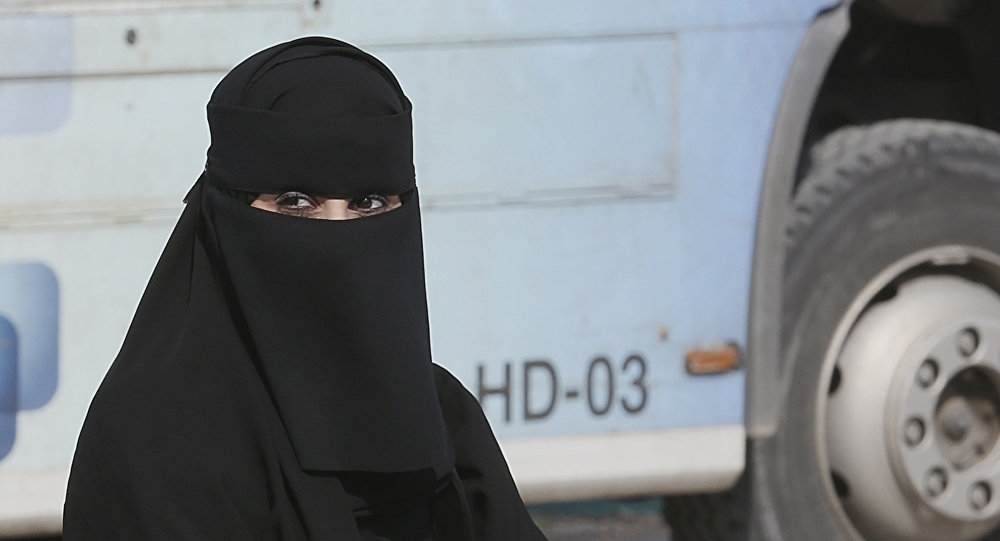 سيدة سعودية تحرق زوجها بـ"الزيت المغلي" بعد أن خدعها