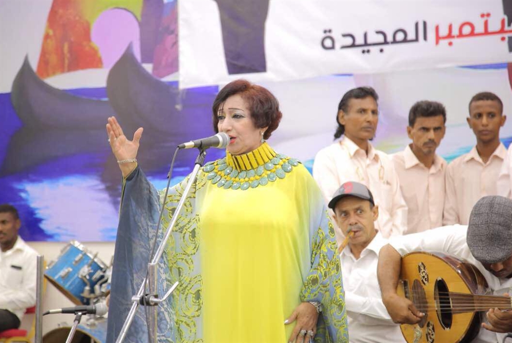 الفنانة "أمل كعدل" تسخر من المجلس الإنتقالي وتصف مشروعه بــ "المخزي"