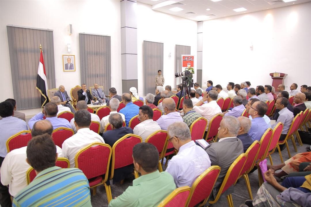 الحكومة تؤكد عزمها على توفير الخدمات للمواطن وتحرير بقية المحافظات