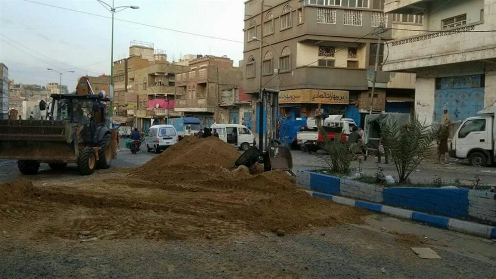 تعز: الشرطة العسكرية تبدأ إزالة الحواجز الترابية ومقتل مدني