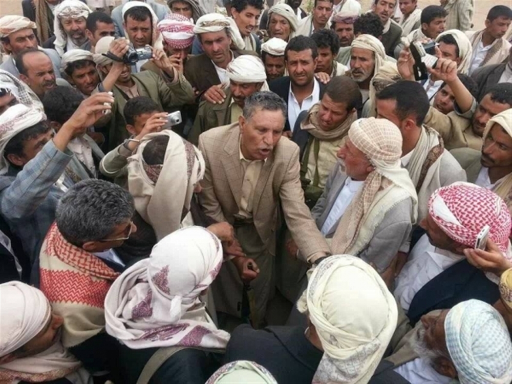 زعيم قبلي موالٍ لصالح يسلّم نفسه مع مسلحيه للحوثيين عقب معارك عنيفة
