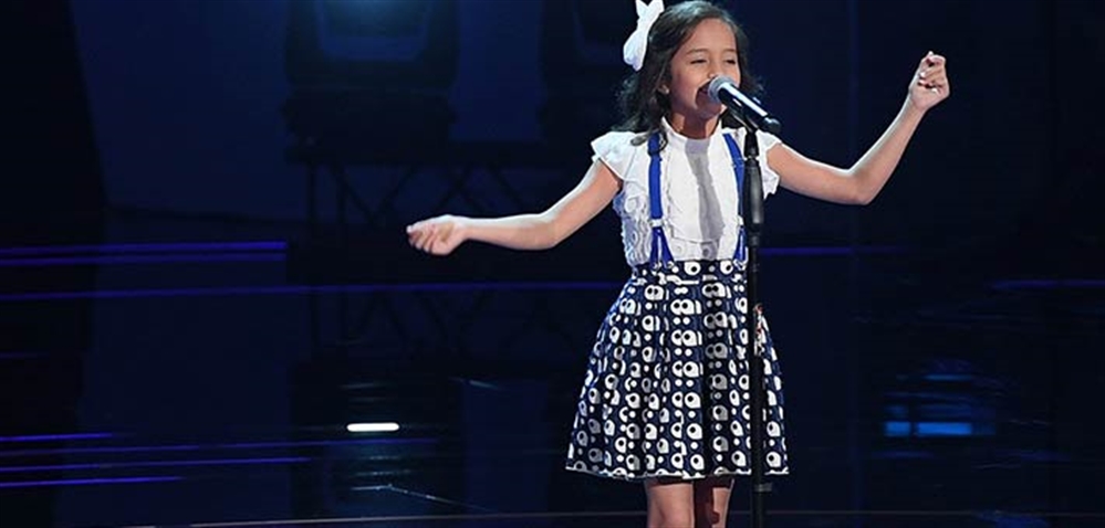 بالفيديو.. ماريا قحطان من اليمن تتأهل في مرحلة الصوت من برنامج ذا فويس كيدز