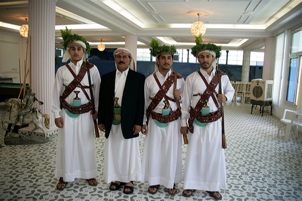 22 شخصاً من عائلة "صالح" يصلون إلى سلطنة عمان