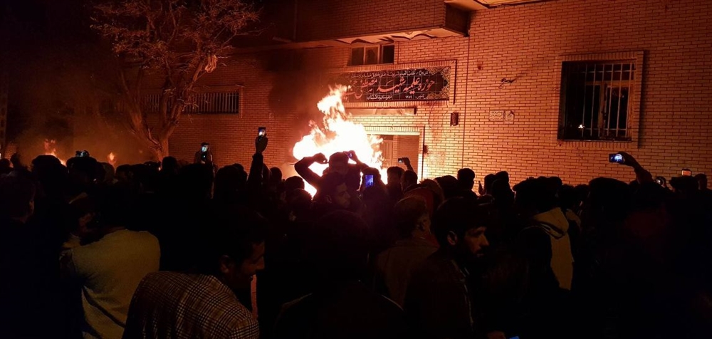 إيران: مقتل 12 شخصا في الاحتجاجات و" روحاني" يحذر