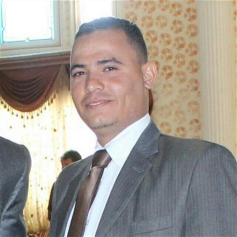 الحوثيون يفرجون عن الصحفي "عباد" بعد عام من اختطافه
