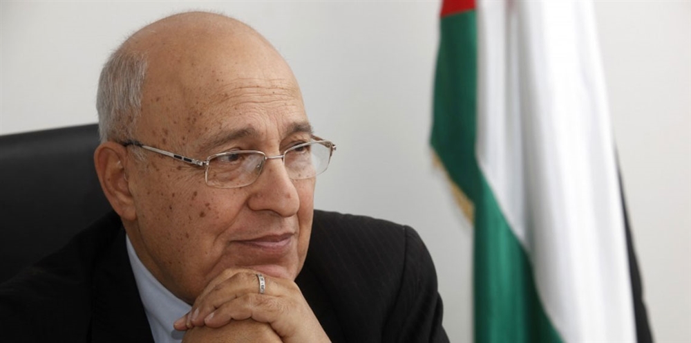 شعث: هناك خطة أمريكية لعزل"محمود عباس" من منصبه