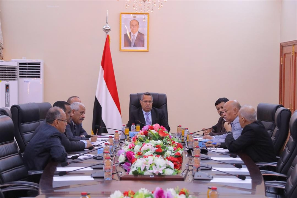 الحكومة تبحث آلية وقف تدهور الريال اليمني