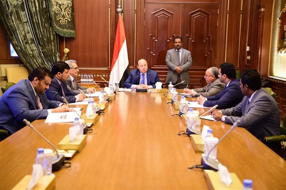 الرئيس هادي يطلب من وزير المالية ومحافظ البنك وضع تصورات لوقف تدهور العملة