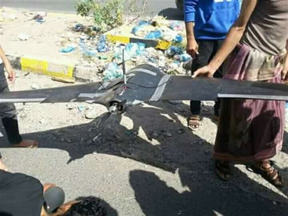 الجيش الوطني يأسر ثمانية حوثيين ويسقط طائرة استطلاعية في تعز (صور)