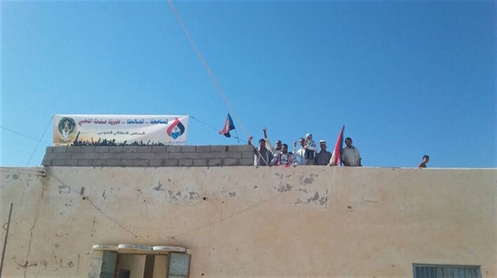 النخبة الشبوانية تقتحم مقر حزب الإصلاح وتحوله مقرا للانتقالي الجنوبي