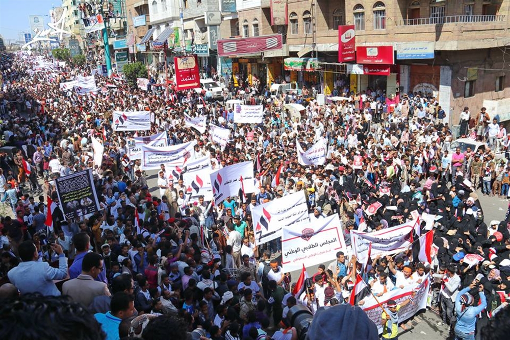 الآلاف في تعز يحيون ذكرى ثورة فبراير (صور)