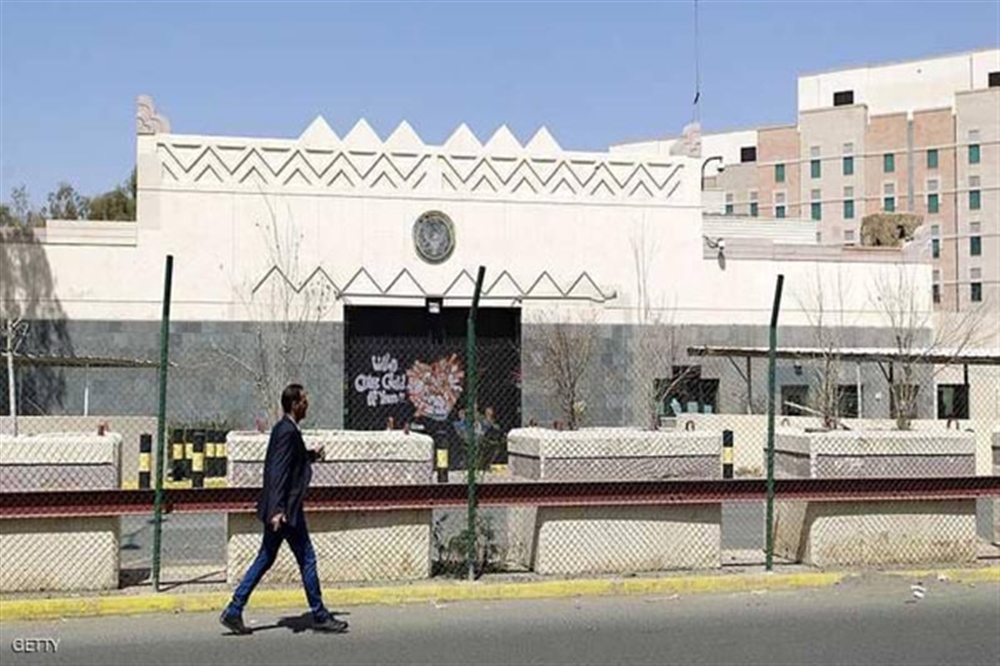 السفارة الأميركية بصنعاء تسرح 360 موظفا