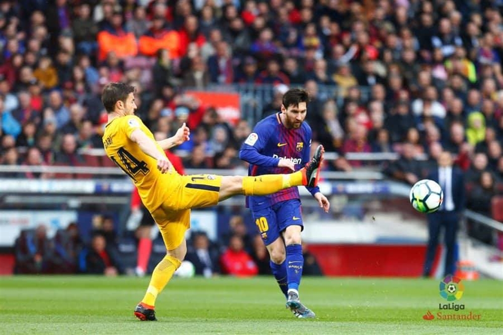 برشلونة يفوز على أتلتيكو مدريد ويبتعد بقمة الليغا