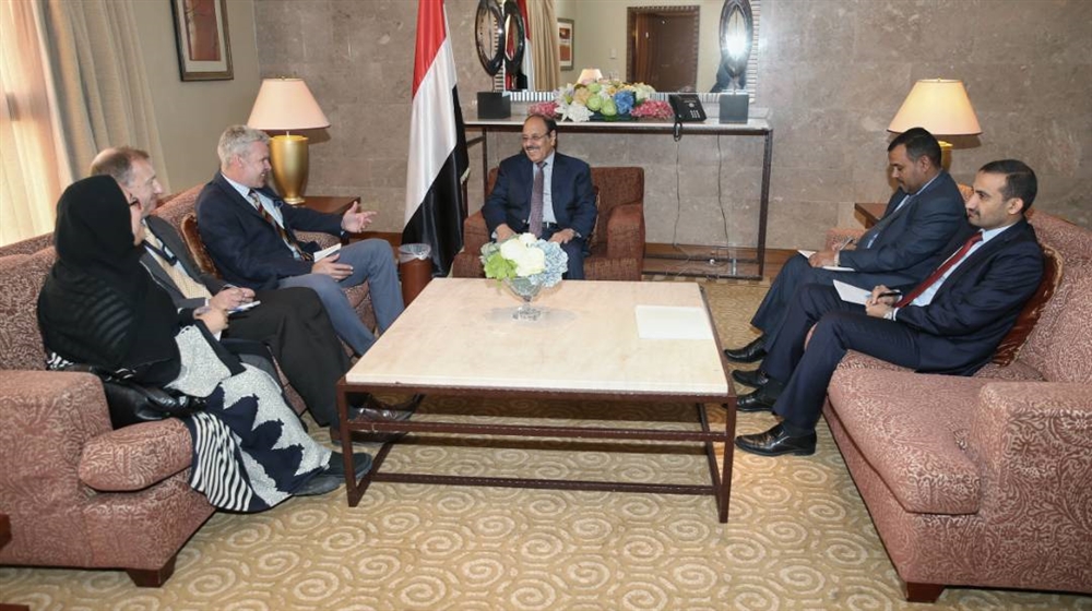 نائب الرئيس يناقش مع ملحقي الدفاع والبحرية البريطانيين تعزيز التعاون الأمني والعسكري
