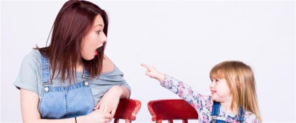 أمٌّ بريطانية تعرض طفلتها للبيع وتحذّر الزبون.. لهذا السبب