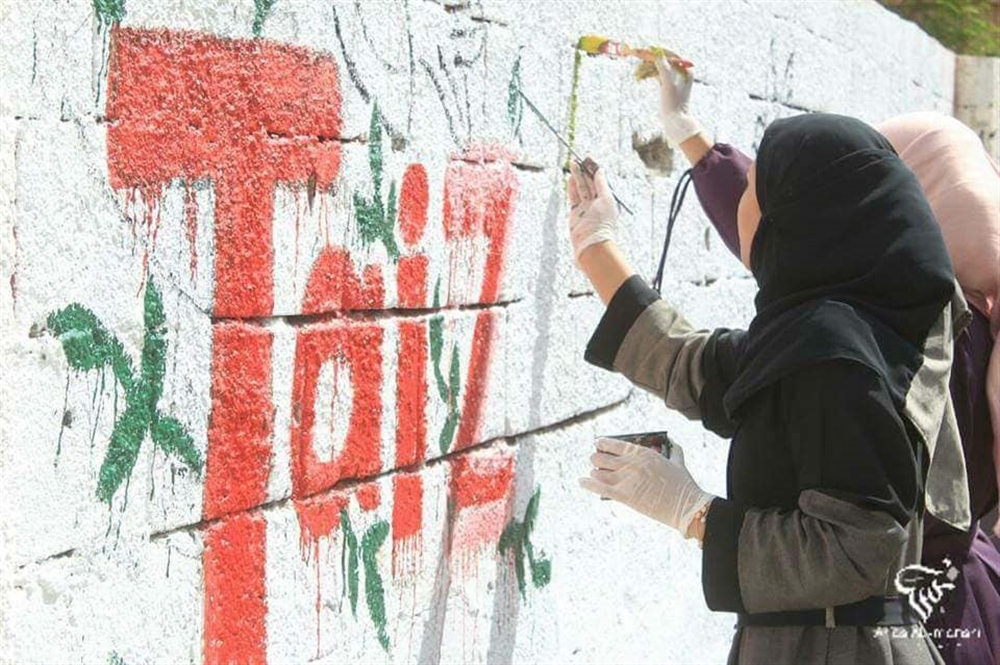 "يوم الفن المفتوح" .. تشكيليون يجسدون السلام على جدران شوارع تعز