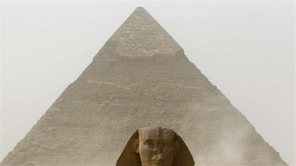 إنقاذ مواطن مصري حاول رمي نفسه من هرم "خوفو"!
