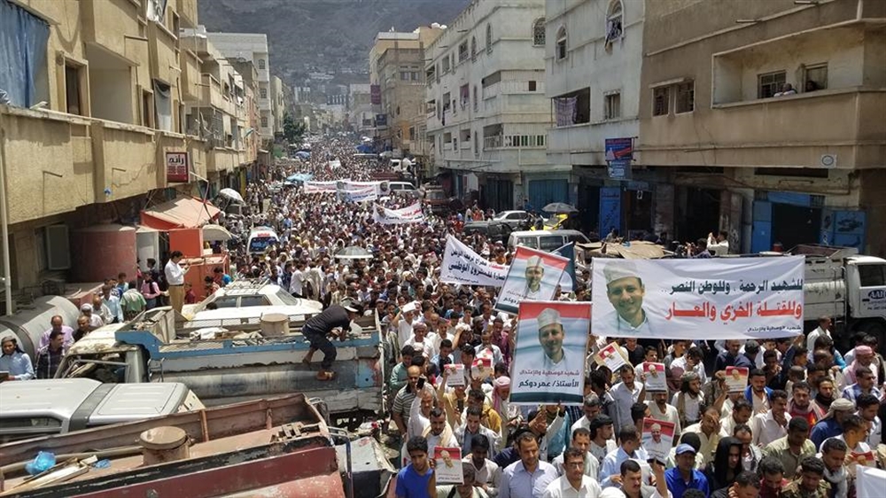 جنازة شعبية حاشدة لتشييع "عمر دوكم" تطالب السلطات بالقبض على الجناة والتصدي للاغتيالات