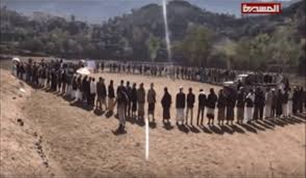 الحوثيين يشيعون 14 من عناصرهم  قتلوا في جبهتي حيس وتعز(الأسماء)