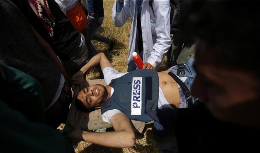 استشهاد صحفي فلسطيني متأثرا بإصابته برصاص إسرائيلي قرب حدود غزة