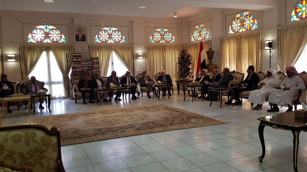 قيادات الأحزاب السياسية تلتقي المبعوث الأممي وتطالب بنزع سلاح الحوثيين وانسحابهم من المدن