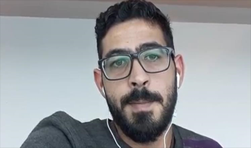 لاجئ سوري يعيش عالقا بمطار منذ أكثر من شهر