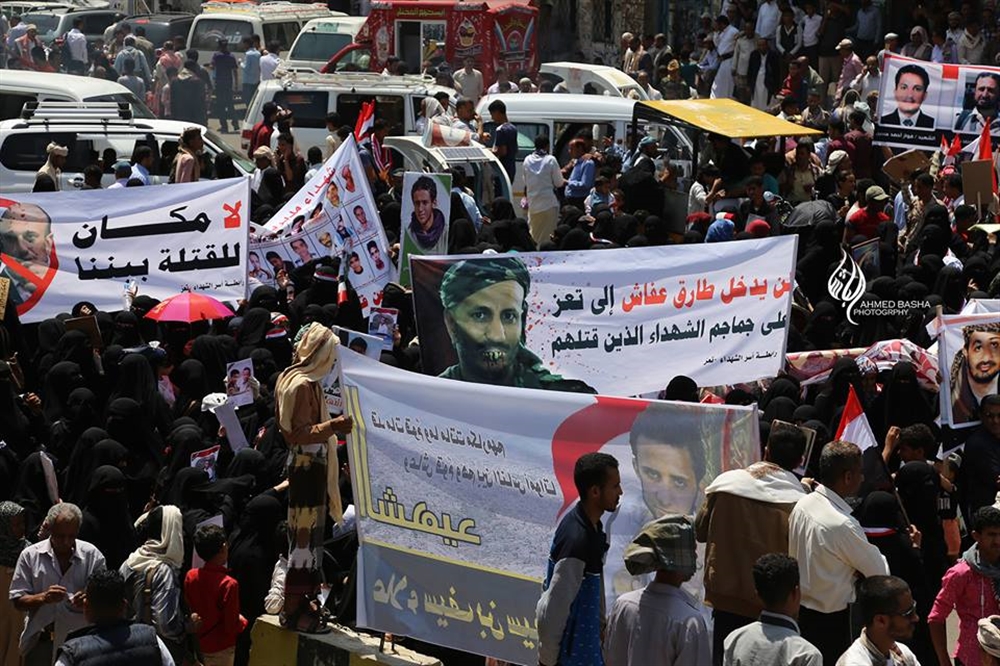 الآلاف في تعز يتظاهرون رفضاً لعودة "طارق صالح" (صور)