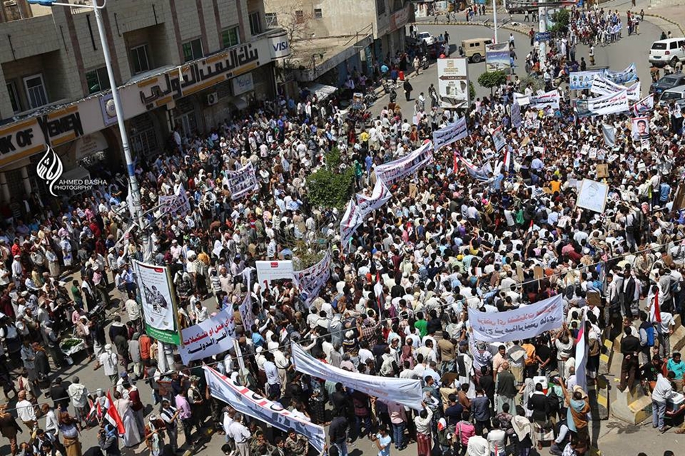 ردود أفعال غاضبة وجدل حيال تصريحات محافظ تعز ووصف المتظاهرين بالطابور الخامس (رصد)