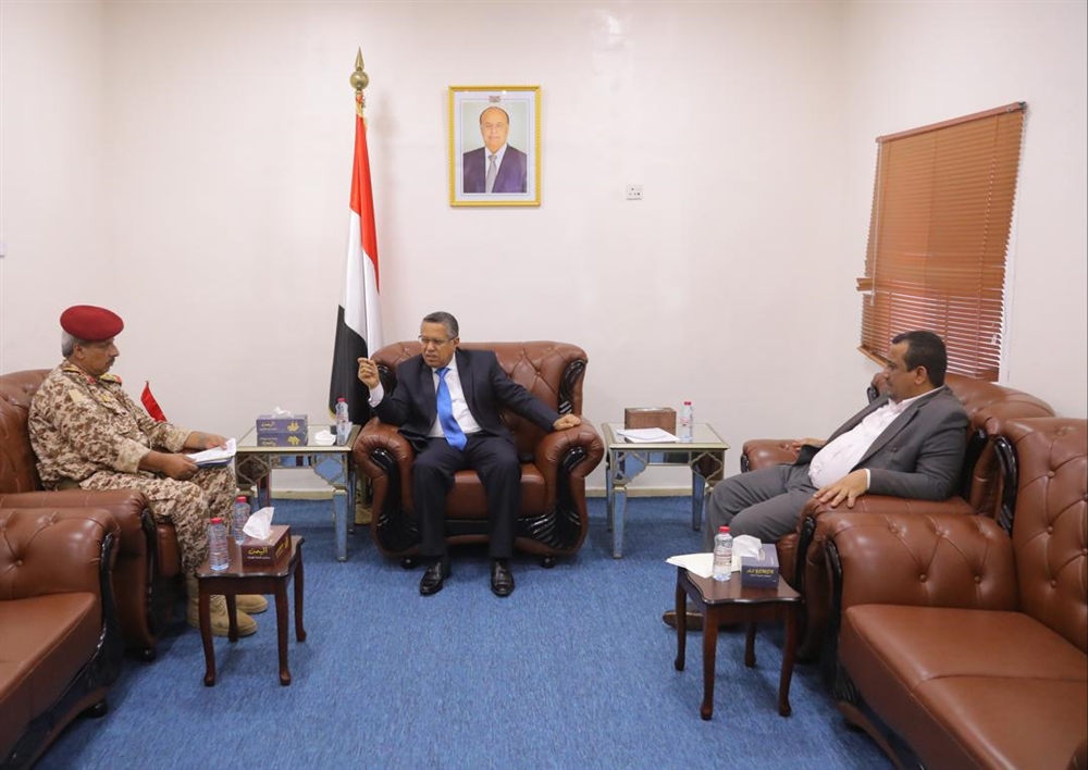 رئيس الوزراء يوجه بصرف مرتبات صندوق النظافة وميزانية محافظة لحج