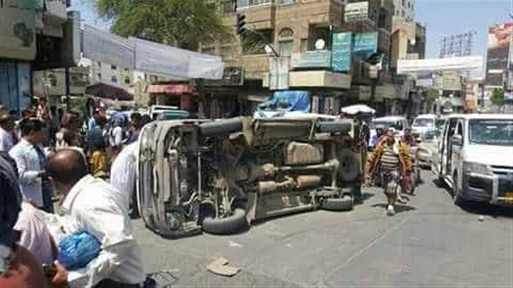 قتلى وجرحى مدنيين إثر انقلاب باص بالتزامن مع تجدد الاشتباكات وسط  تعز