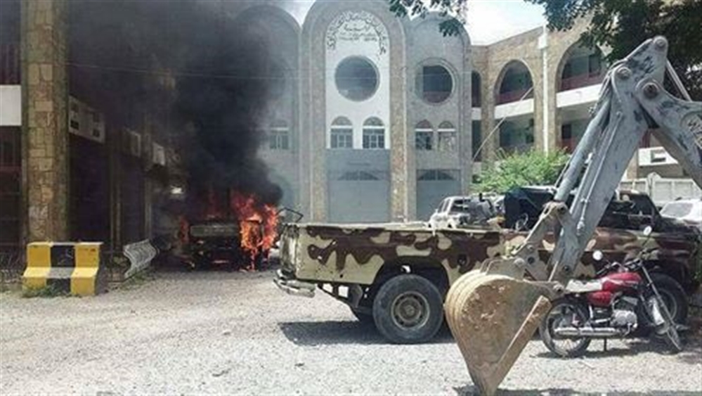 احتراق طقم تابع لجماعة ابي العباس في مواجهات مع الحملة الأمنية بتعز